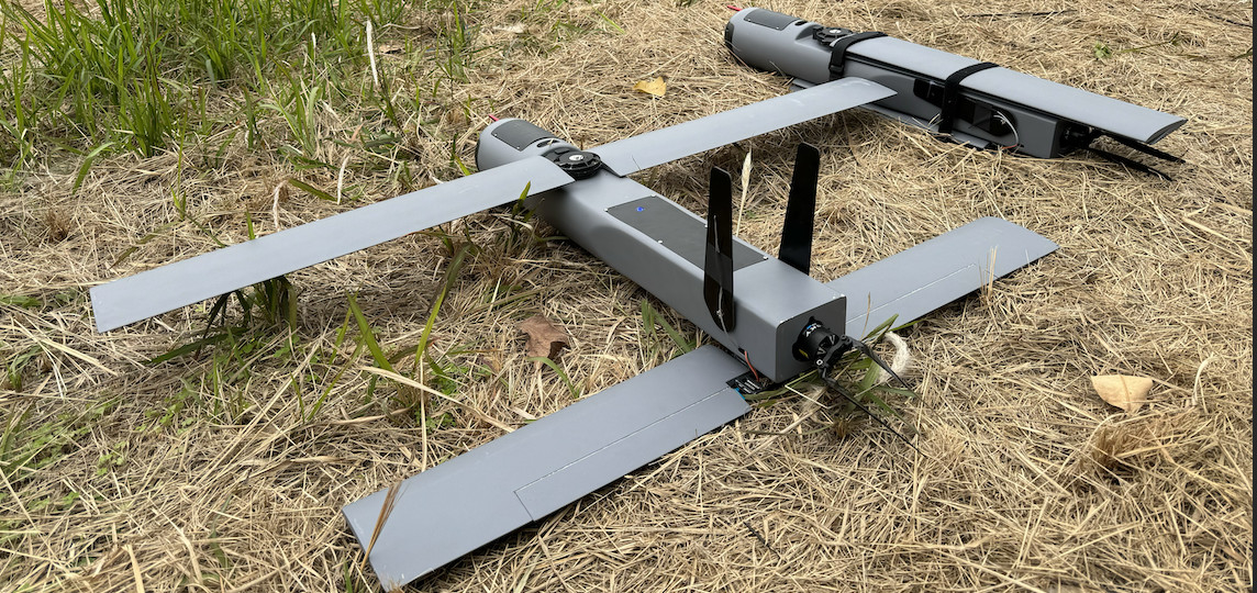 Drone de munición kamikaze, alcance de 150 km, resistencia de 90 minutos, velocidad de 288 km/h, carga útil de 8 kg.